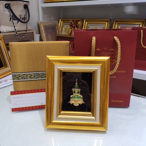 กรอบทองลายพระแก้ว (พร้อมกล่องผ้าไหม)