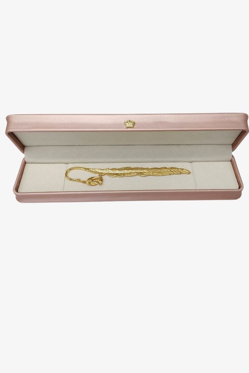 ที่คั่นหนังสือ ตัวเรือนทองเหลืองชุบทอง คล้องสัญลักษณ์พระเกี้ยว พร้อมกล่องบรรจุหนัง PU